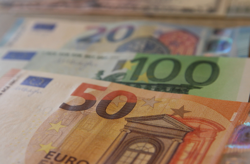 Курс евро опустился к доллару ниже $0,9935 впервые за 20 лет