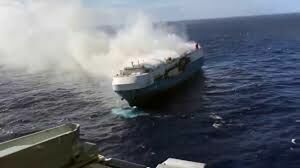 В Тихом океане дрейфует горящее судно с 3804 автомобилями на борту (ВИДЕО)