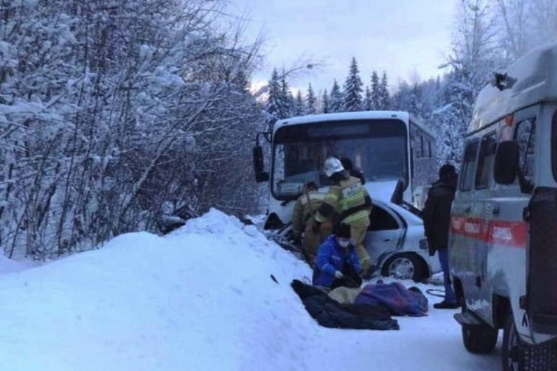 В Красноярском крае двое детей и двое взрослых погибли при аварии с автобусом