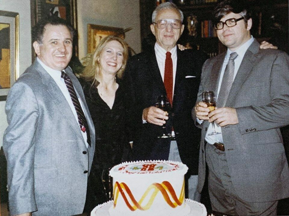 Учёные празднуют открытие маркера хореи Гентингтона, 1983 год. Слева направо: 
- программист Майк Коннили,
- Нэнси Уэкслер,
- Милтон Уэкслер (1908-2007), её отец и президент фонда HDF,
- генетик Джеймс Гузелла.
Торт украшен изображением хромосомы и двойной спирали ДНК.
