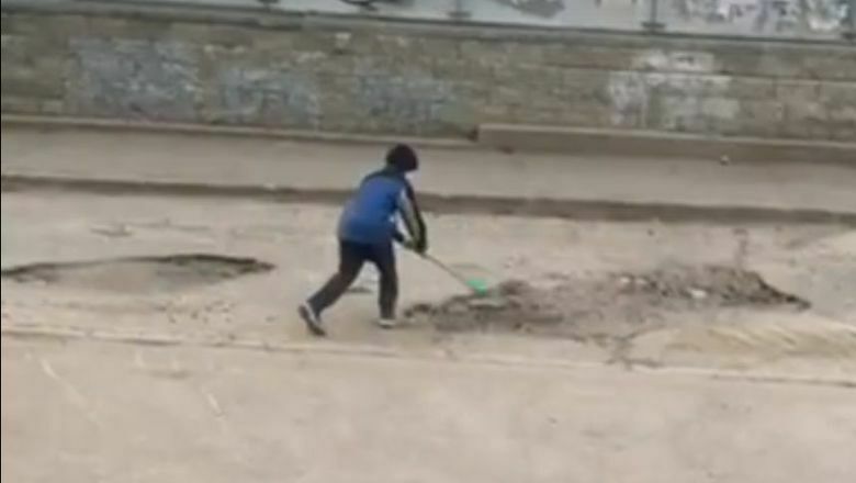Ребёнок с лопаткой вынудил омских чиновников починить дорогу