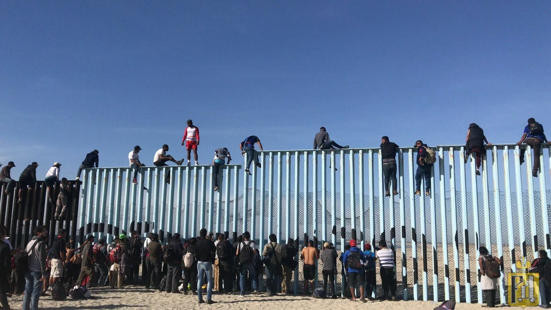 Американская стена для мексиканцев - не препятствие