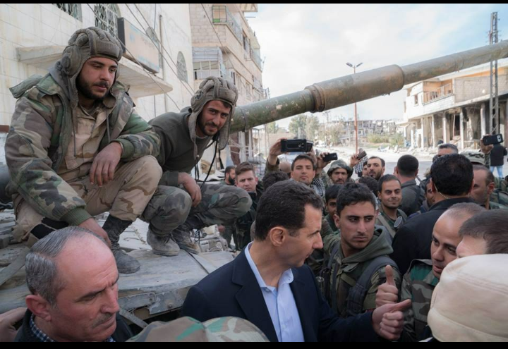 Фото дня: Башар Асад приехал в освобожденные кварталы Восточной Гуты