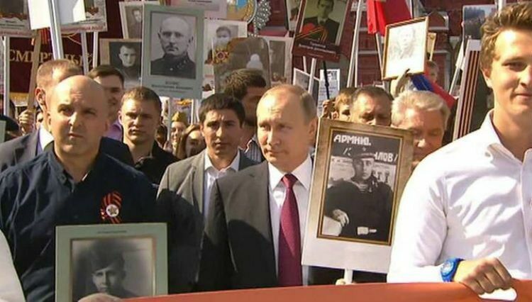 Владимир Путин прошел в рядах «Бессмертного полка» с портретом отца в руках
