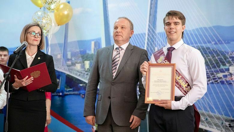 Мэр Владивостока отправил выпускников школ "в последний путь"