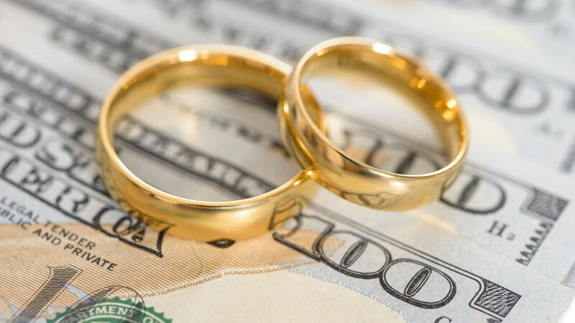Брачные деньги. Обручальные кольца и деньги. Фиктивный брак. Кольцо и деньги. Кольца и брачный контракт.