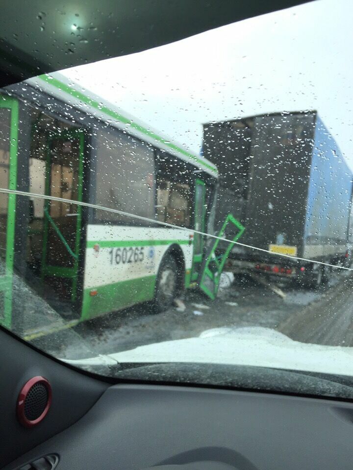 В Новой Москве рейсовый автобус въехал в грузовик. Есть пострадавшие