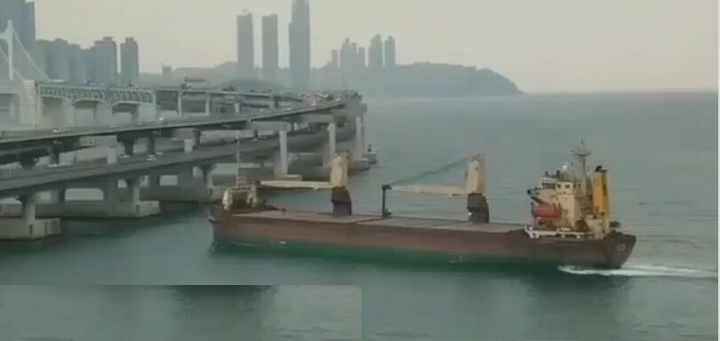 В Корейском порту российский сухогруз врезался в мост (ВИДЕО)