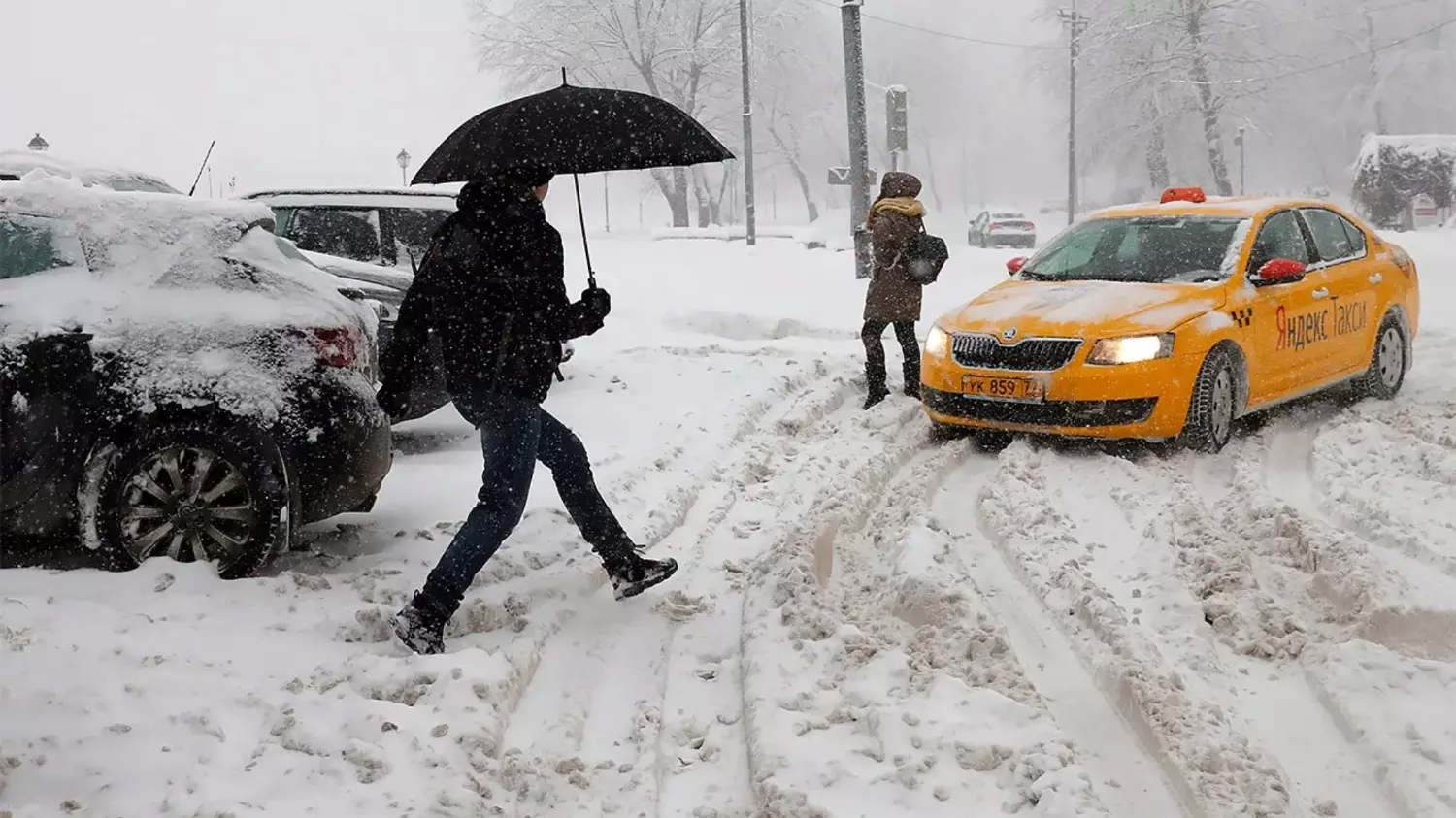 Во время снегопада в Москве стоимость 8-минутной поездки может достигать 2000 рублей