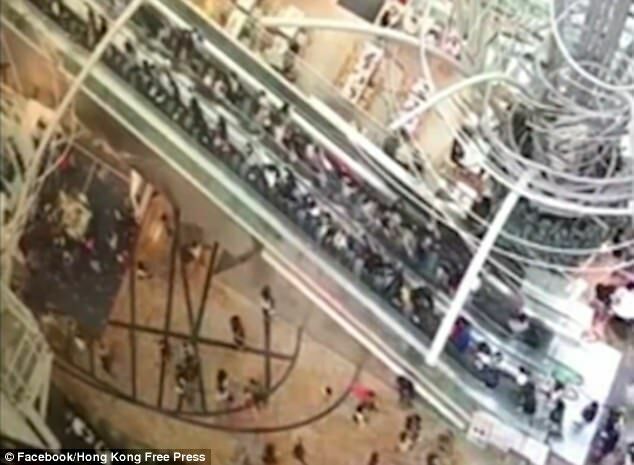 В ТЦ в Гонконге эскалатор изменил движение, пострадали 17 человек