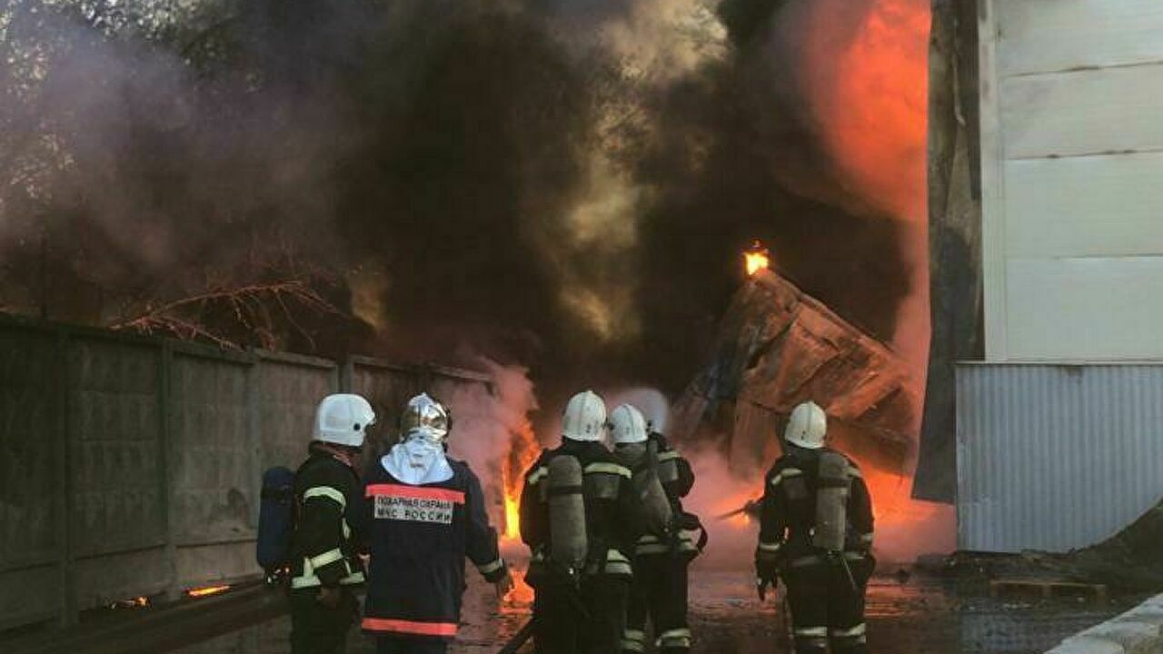 Пять человек пострадали от взрывов на горящем складе боеприпасов под Рязанью