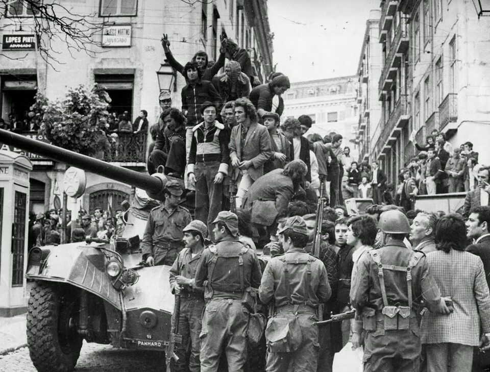 Революция гвоздик (порт. Revolução dos Cravos) — бескровный военный переворот левого толка 25 апреля 1974 года в Лиссабоне, Португалия