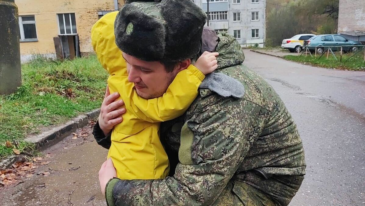 Алексей Горлов прощается с сыном перед отправкой в военную часть