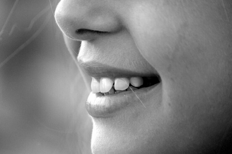 Ученые: люди выбирают сексуальных партнеров по форме зубов