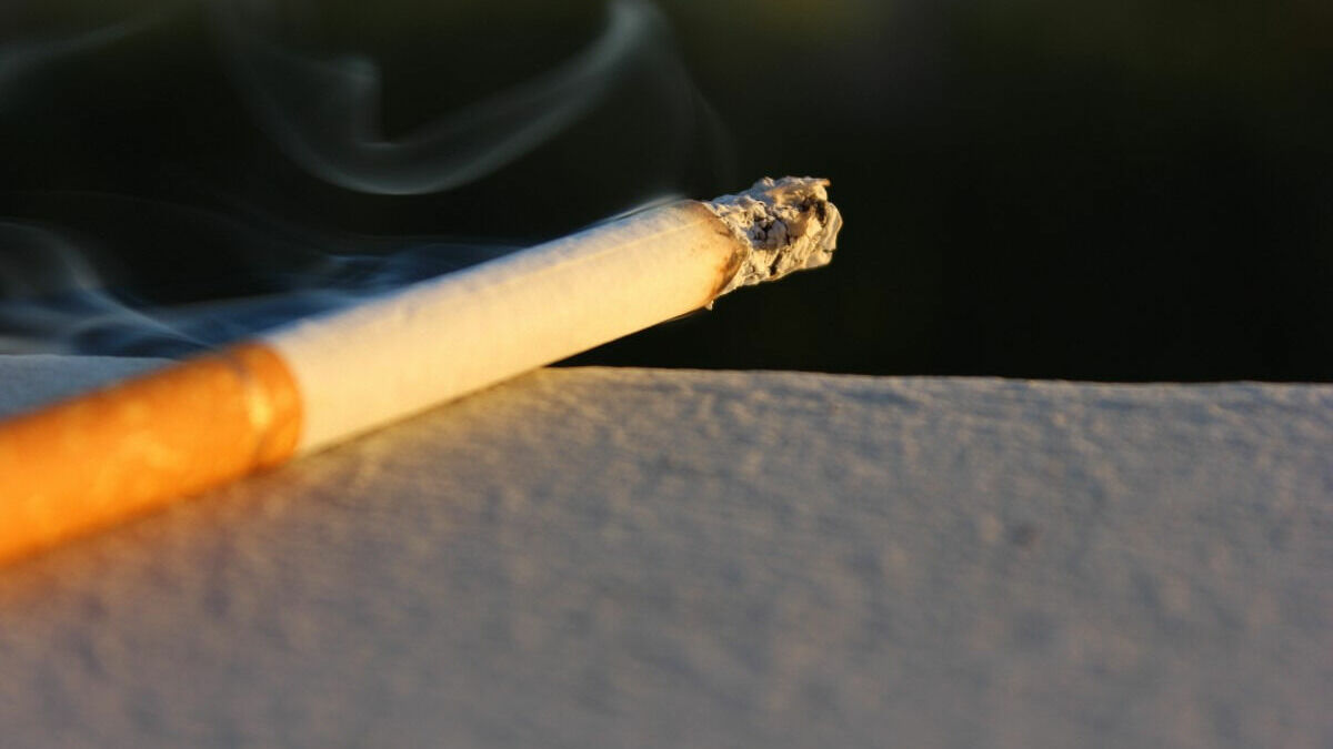 Тюменцам запретили курить возле жилых домов
