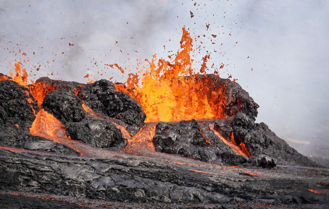 Горящая земля: появились фото извержения вулкана близ столицы Исландии