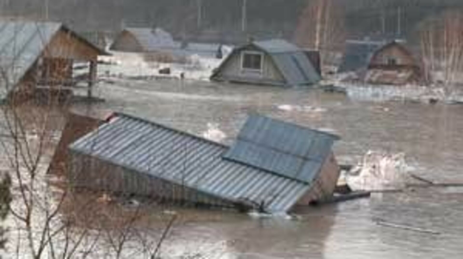 Утонувший домик. Река Топорок Алзамай. Наводнение в Иркутской области 2001. Паводок. Подтопление домов.