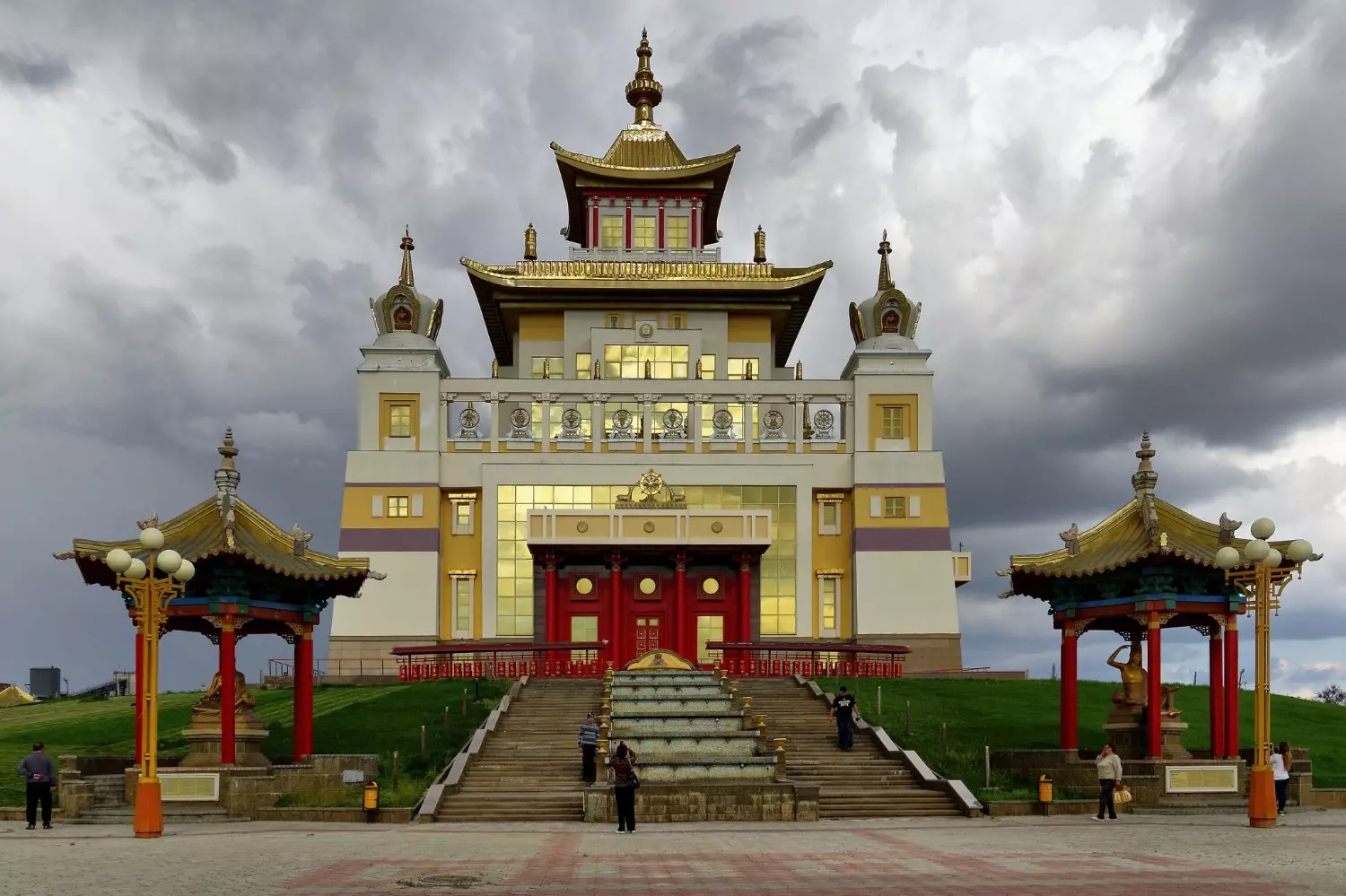 В Элисте располагается крупнейший в Европе буддистский храм