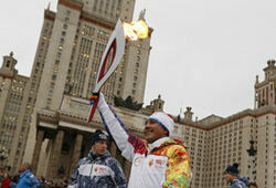 Участники эстафеты олимпийского огня продают свои факелы