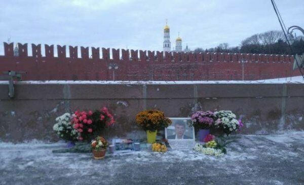 Полиция задержала дежурных у мемориала памяти Немцова