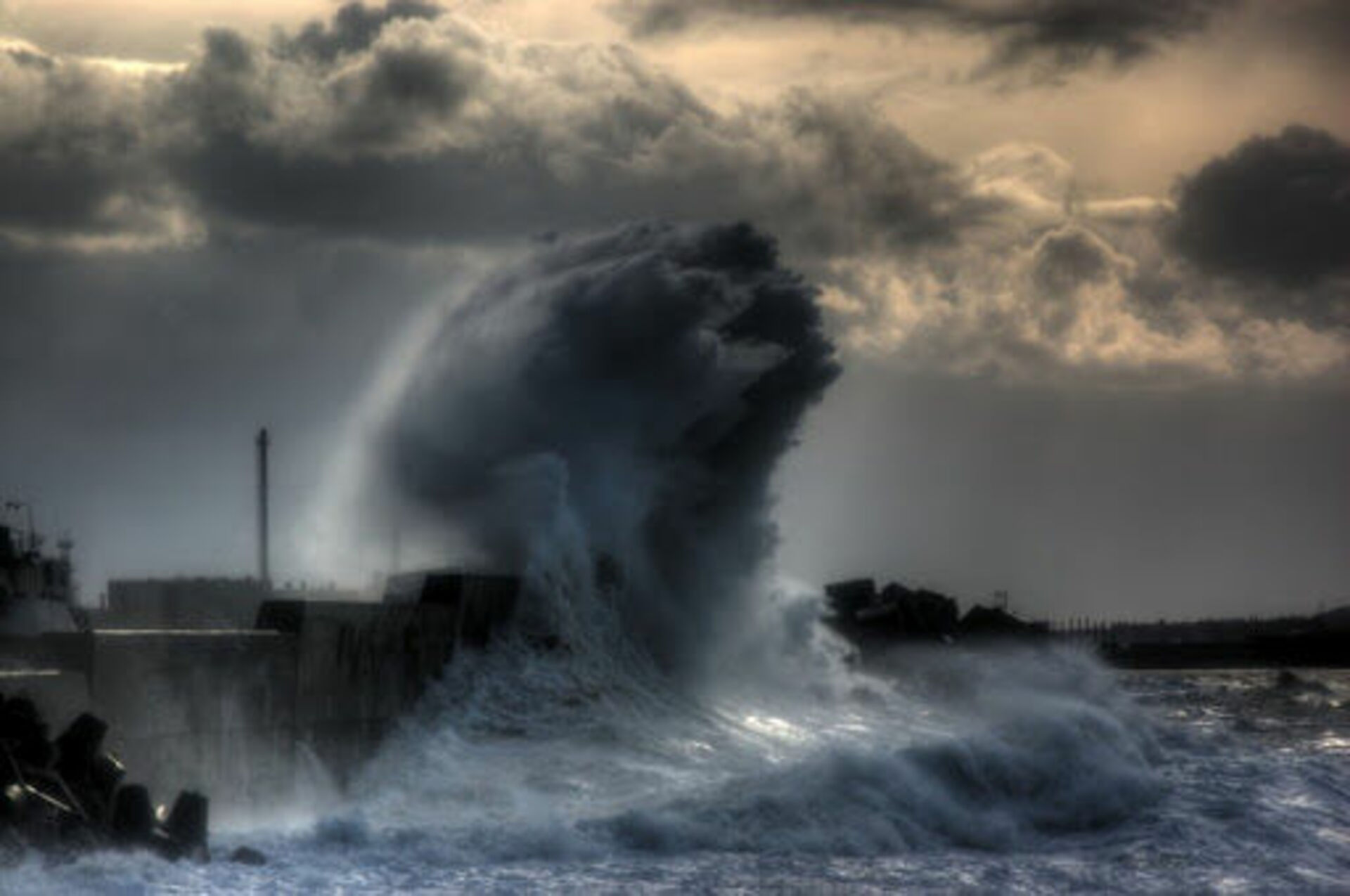 Сильный ветер с водой. ЦУНАМИ Торнадо Тайфун. Шторм Севастополь 2006. Черное море шторм 12 баллов. Шторм на черном море 9 баллов.