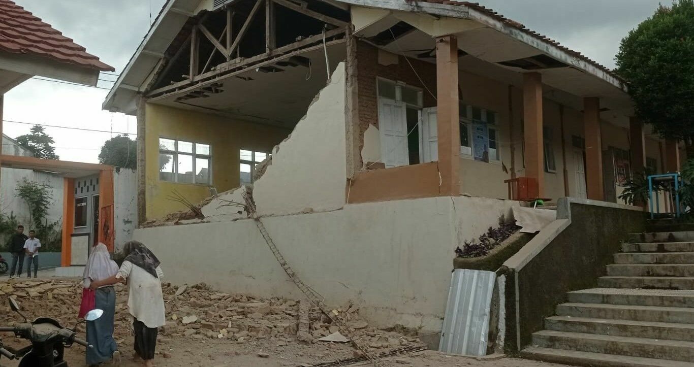 По меньшей мере 44 человека погибли в результате мощного землетрясения в Индонезии