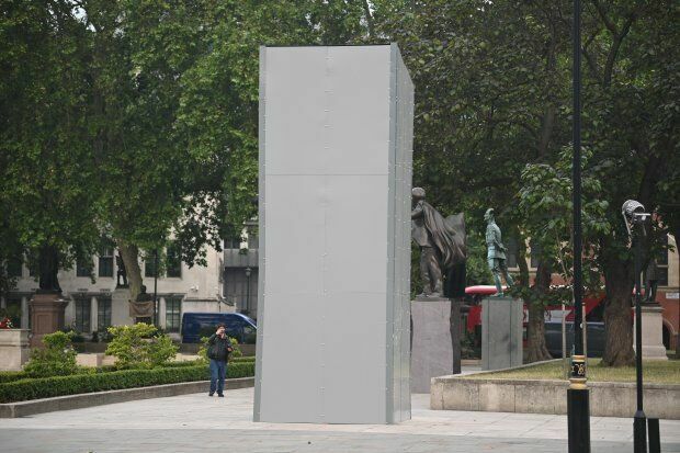 Памятник Уинстону Черчиллю в Лондоне прикрыли щитами