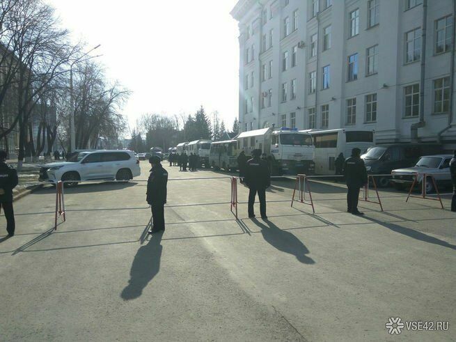 Площадь в Кемерове остаётся оцепленной даже спустя два дня после митинга