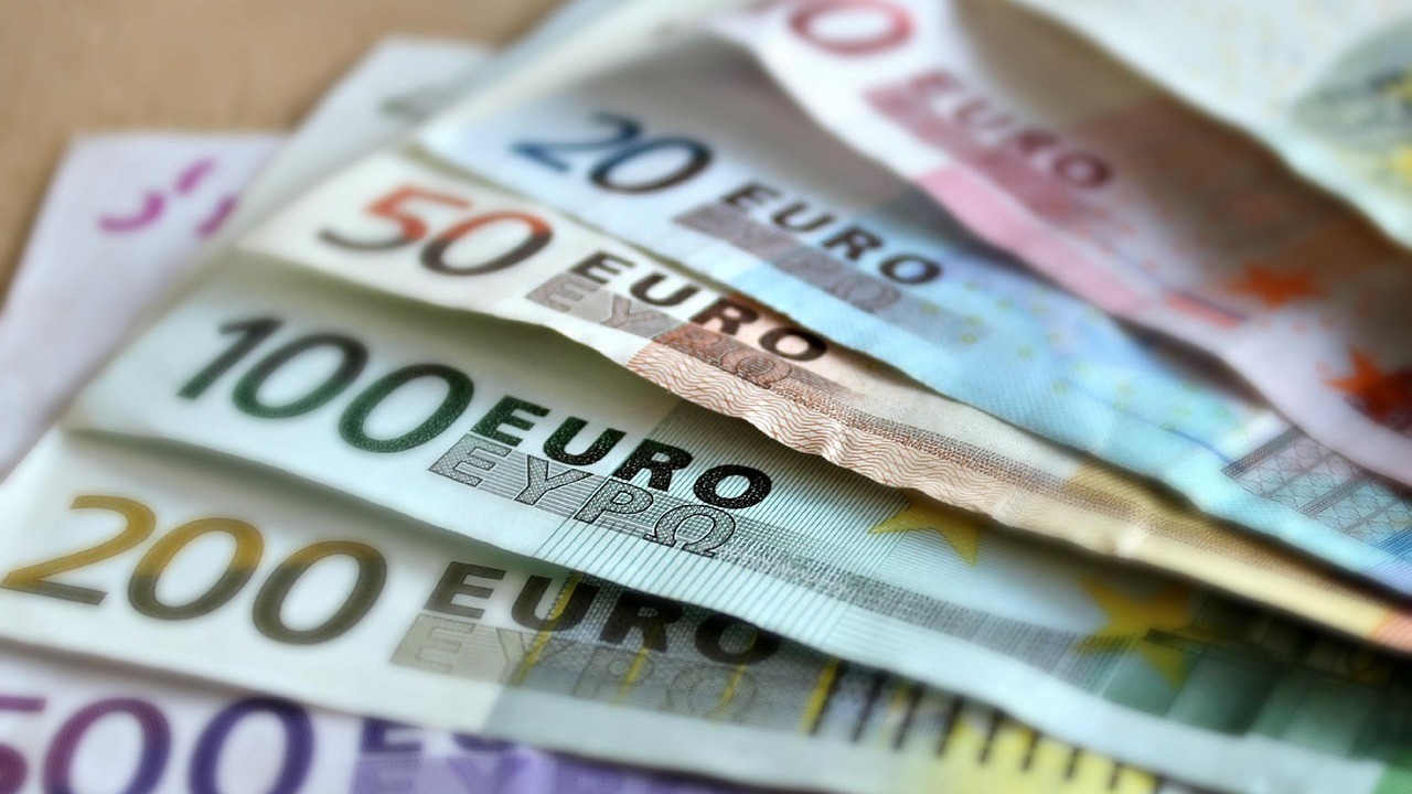 Курс евро опустился ниже 102 рублей