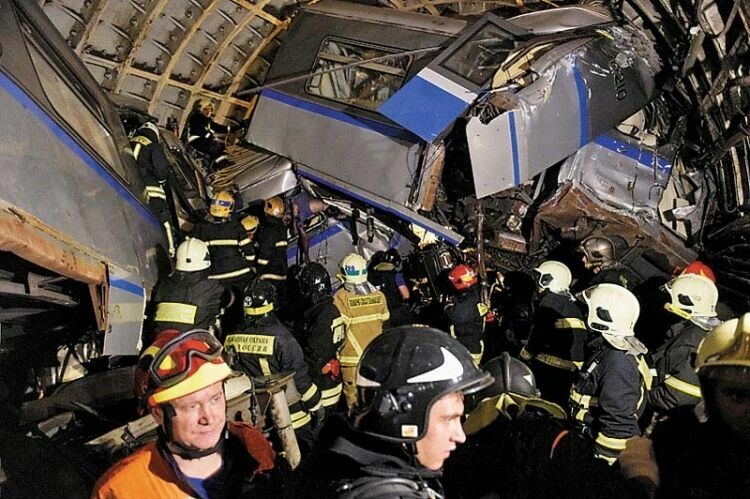 Москвичи вспомнили жертв катастрофы на Арбатско-Покровской линии метро