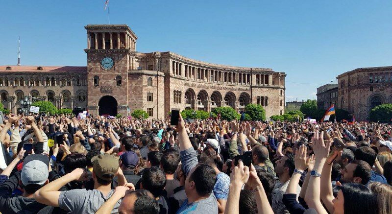 Протестующие добились отставки премьер-министра Армении Сержа Саргсяна
