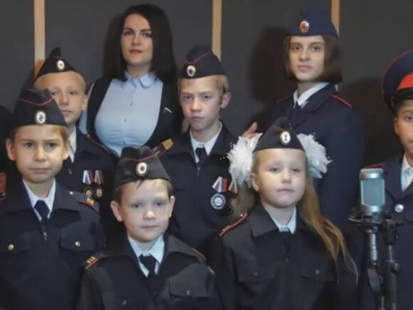 «Дядя Вова, мы с тобой»: депутат Думы сняла клип о готовности детей умереть ради Путина