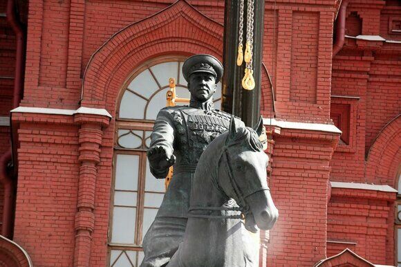 Памятник маршалу Жукову установили на Манежной площади после реставрации