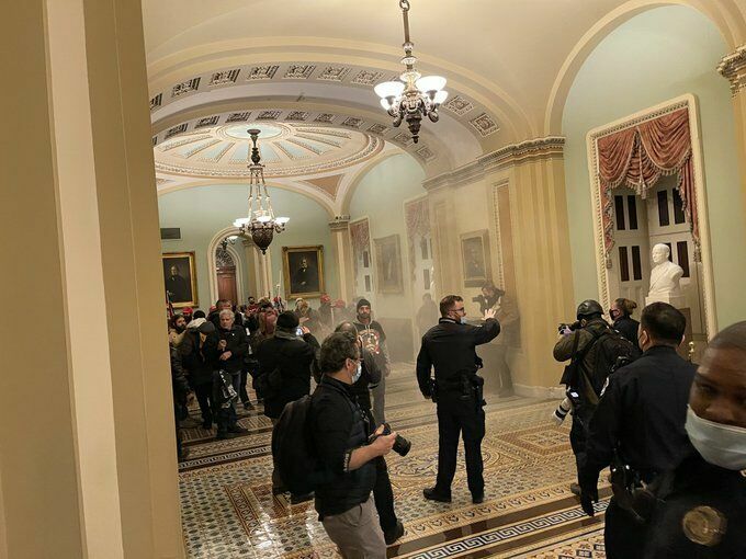Стрельба в Конгрессе США: протестующие сторонники Трампа ворвались в Капитолий