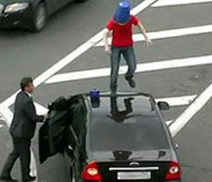 «Неправильные» синие ведерки бегают по крышам авто (ВИДЕО)