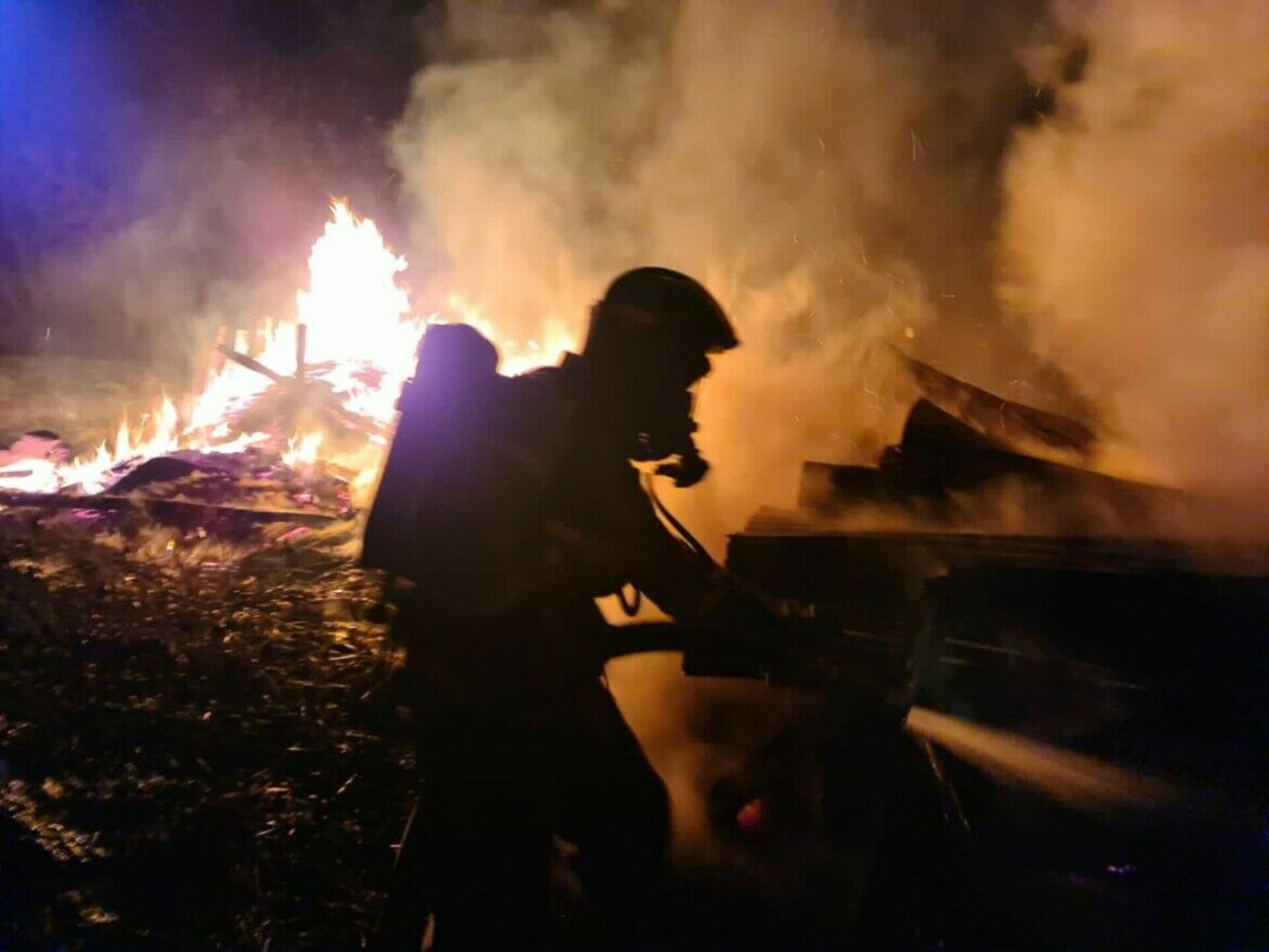 Разбор горят. Пожары. Огонь причина пожара. Фото горящего дома. Пожар в жилье.