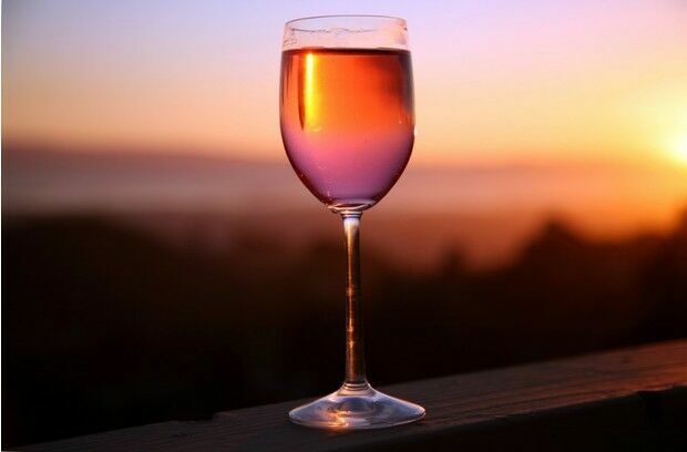 В Роскачестве рассказали, как правильно пить розовое вино