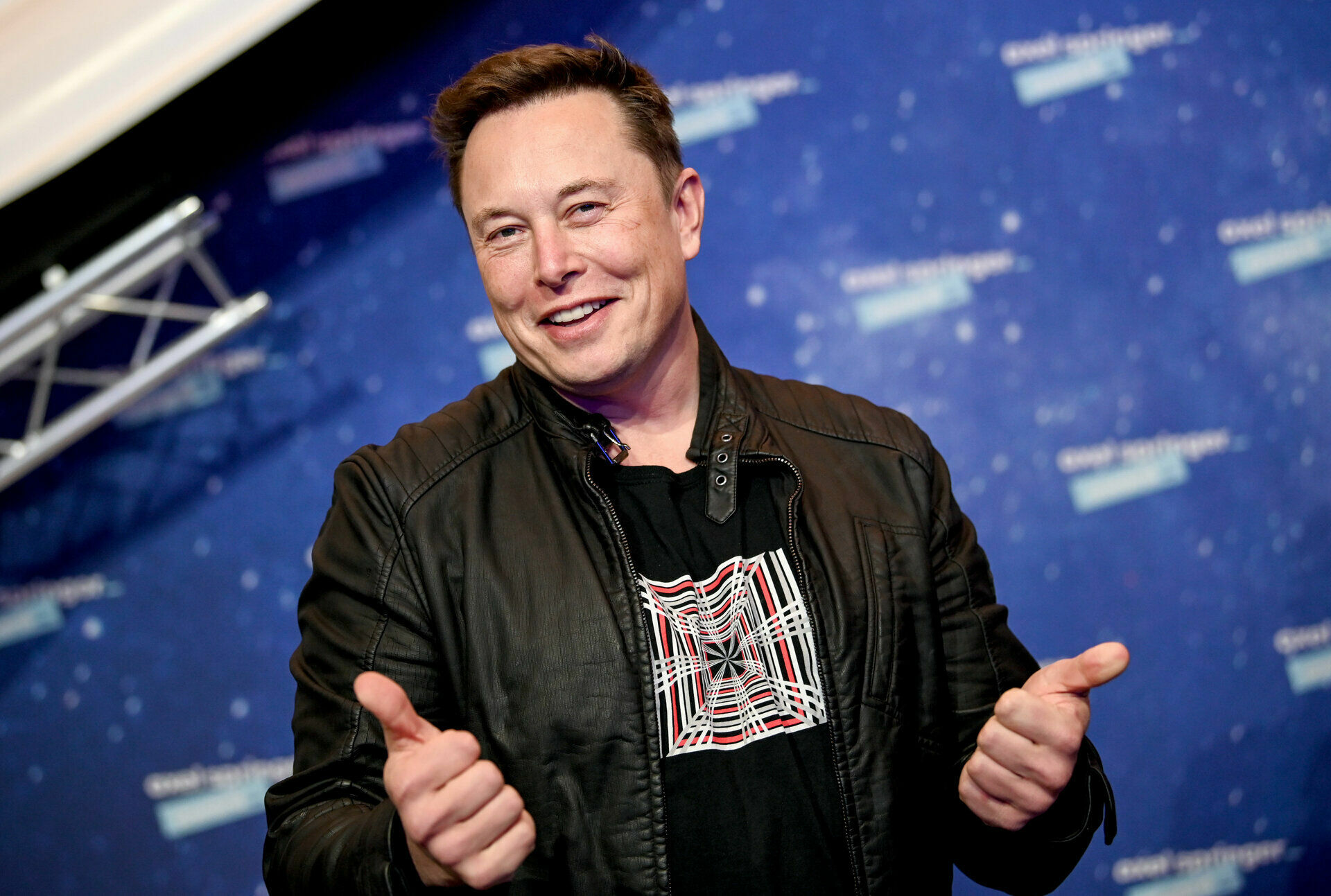 Илон Маск распродает акции Tesla по совету подписчиков