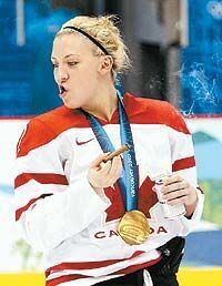 Канадские хоккеистки обмыли «золото» прямо на льду