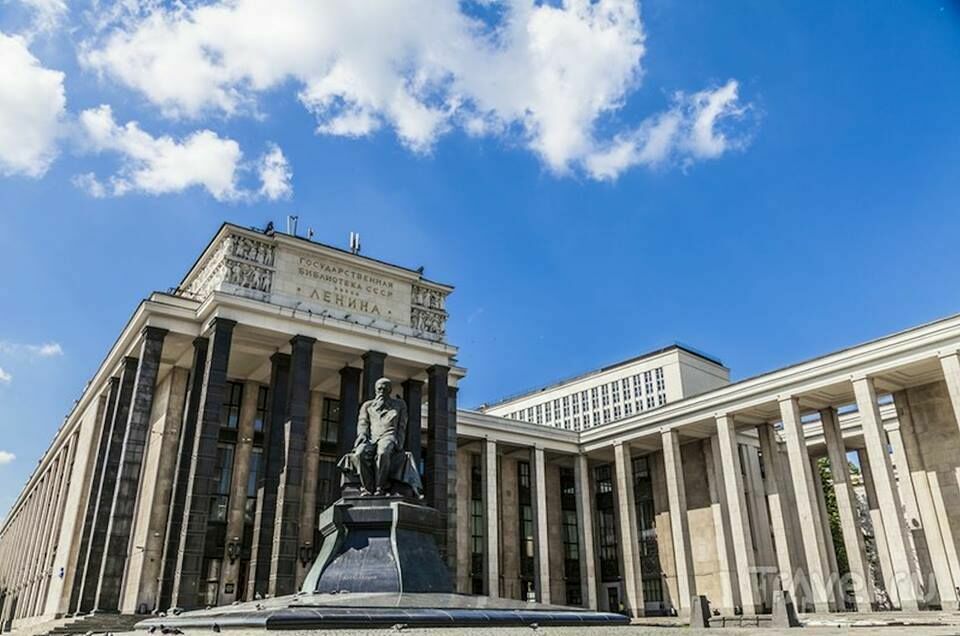  Памятник Достоевскому до "озеленения"