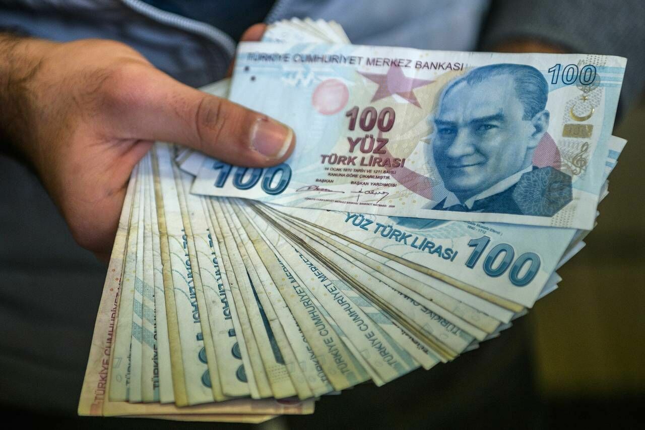 Минфин Турции считает падение курса лиры «очевидной атакой»