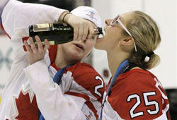 МОК осудил пьянку канадских хоккеисток на льду