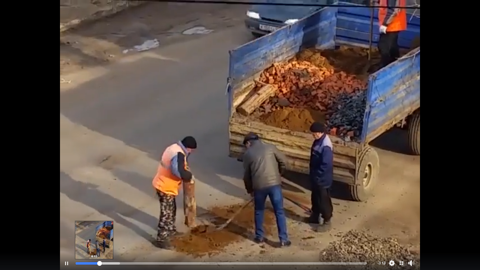 Видео дня: как ремонтируют дороги в России 21 века