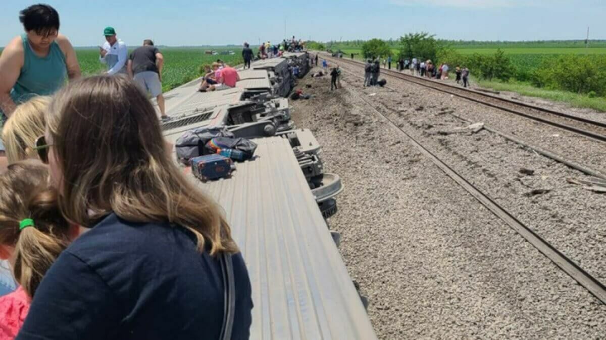 В США три человека погибли, десятки пострадали при крушении поезда