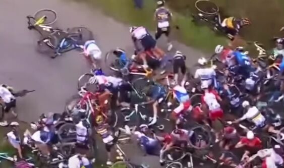 Фанатка устроила массовый завал в пелотоне на «Тур де Франс» (видео)