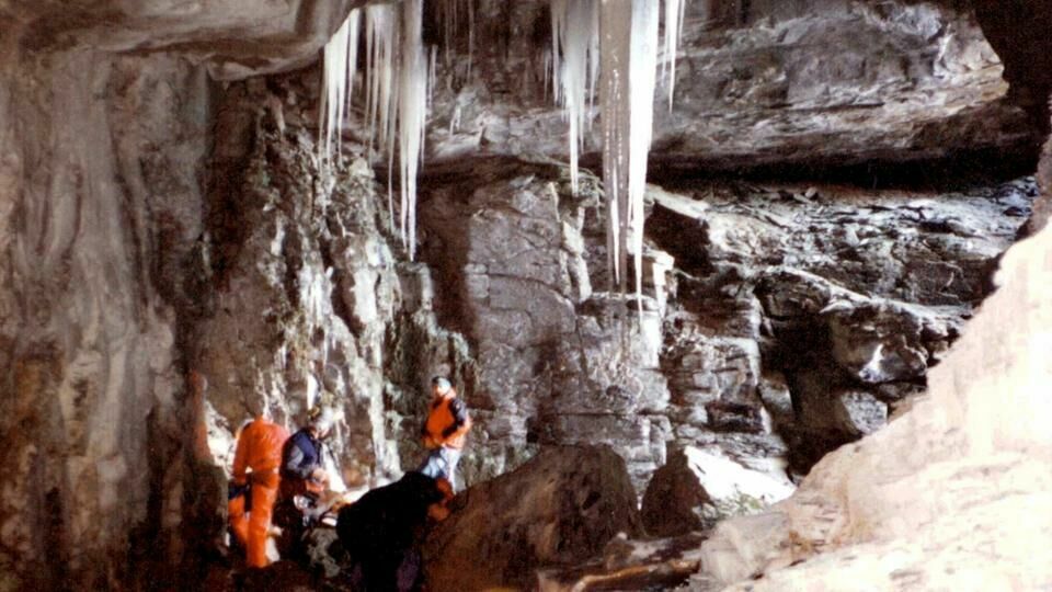 Семерых туристов, застрявших в пещере, спасли на шестые сутки
