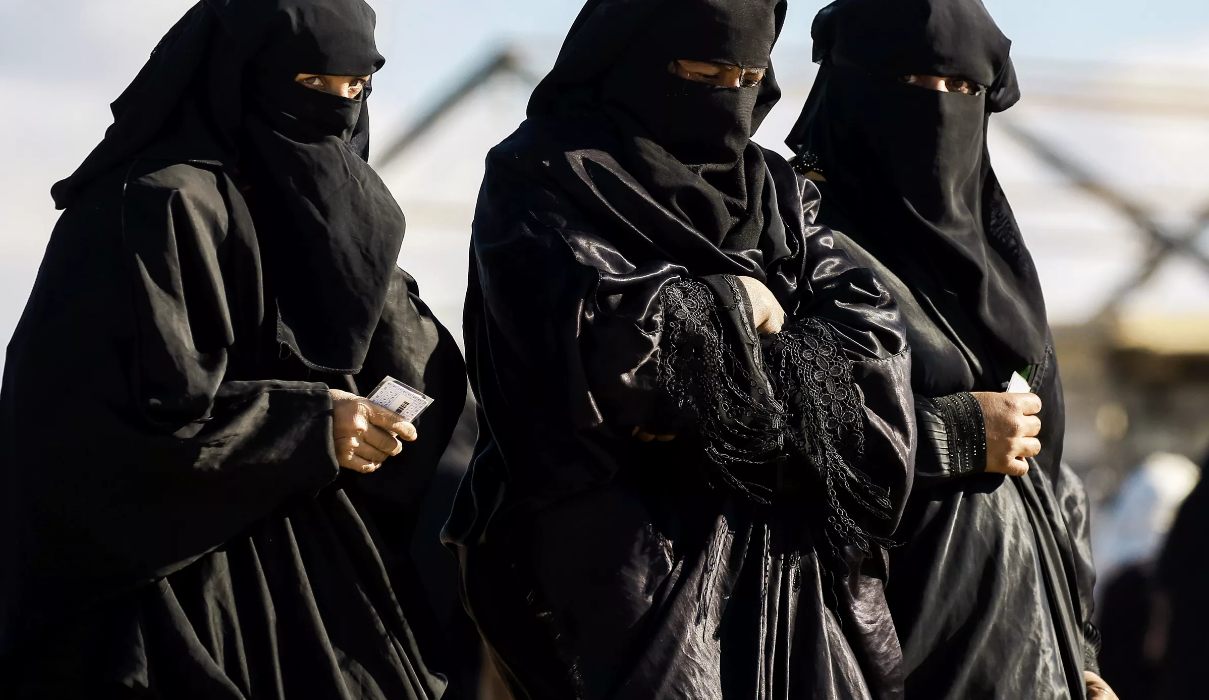 Паранджа в россии. Никаб Саудовской Аравии. Паранджа Ирак. Ирак одежда для женщин. Ирак женщины.