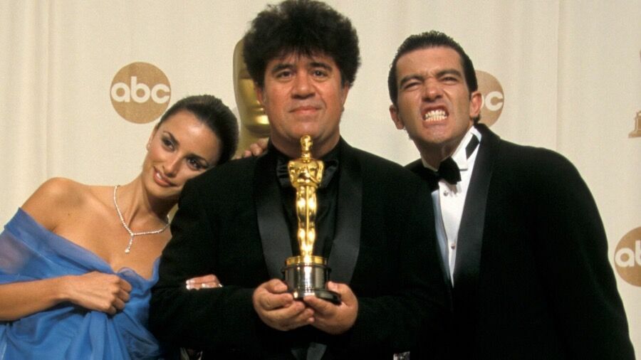 Педро Альмодовар с премией «Оскар» за лучший иностранный фильм («Всё о моей матери»), 2002
