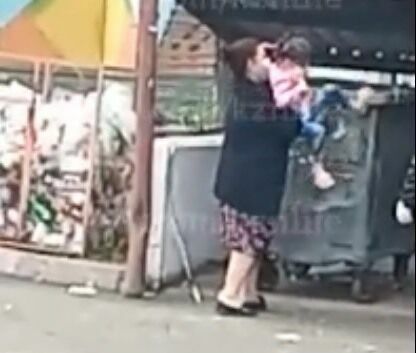 Прокуратура Казани начала проверку после видео с ребенком, достающим из мусорника еду