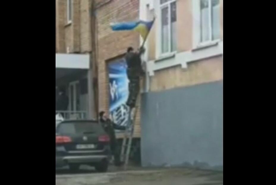 Видео снятое хохлами. Украинский флаг на флагштоке. Флаг Мелитополя. Городское Знамя. Z из флага.
